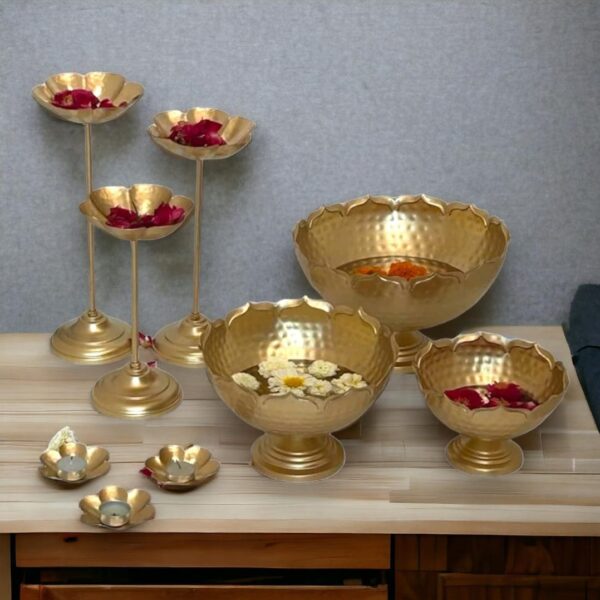 Taj Urli Set of 9 with Floating Diya